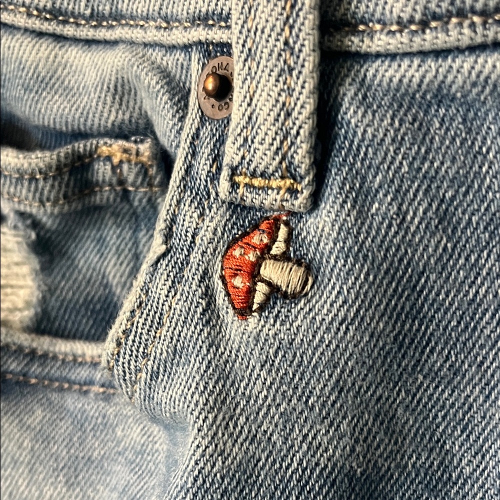 Arizona Jean Company Light Blue Jeans with Mushroom Embroidery Mom Jean